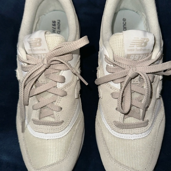 New Balance 997H Women's Beige and White Sneakers - Picture 3 of 5